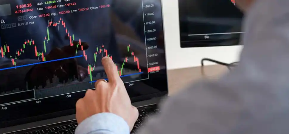 What factors influence currency pairs fluctuations?